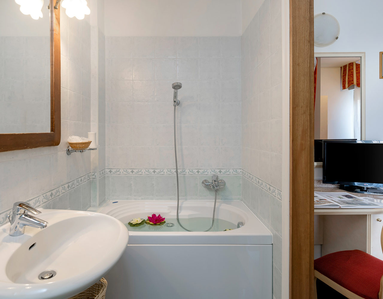 media.Camere-Junior-Suite-3-Hotel-Apollo-Viserbella-di-Rimini